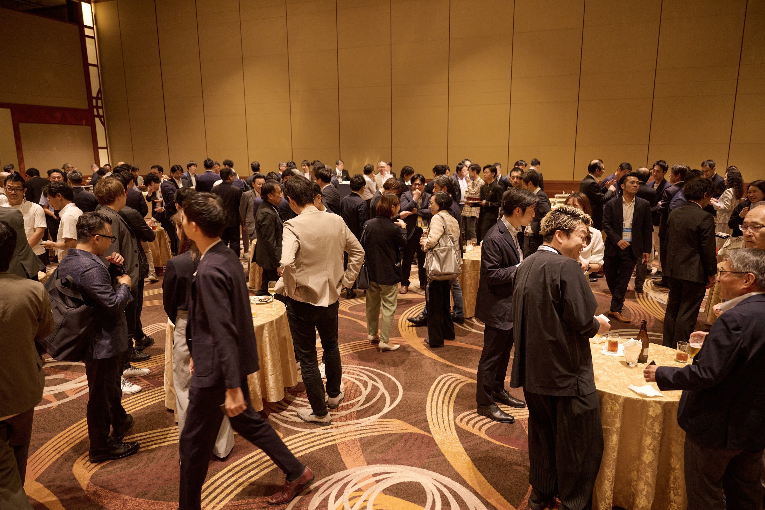 業界リーダー同士のネットワーキングで、最先端の議論を通じて情報収集や注目ポイントを把握し、個人の能力を高める場。